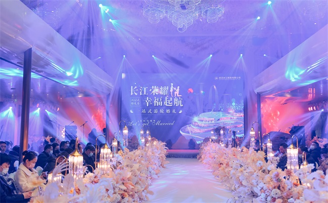 船于江中行，人在畫中游，是沉浸式郵輪婚禮給的浪漫